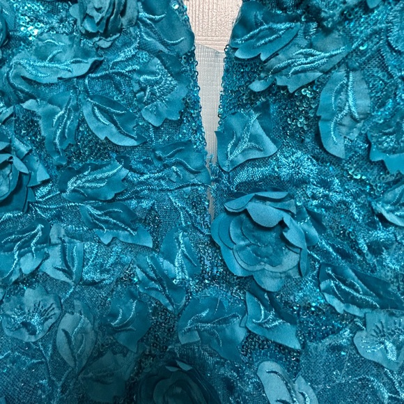 New With Tags Aqua Jovani 1012 V Neck Sequin Floral Slit Backless Prom Gown - Picture 6 of 13